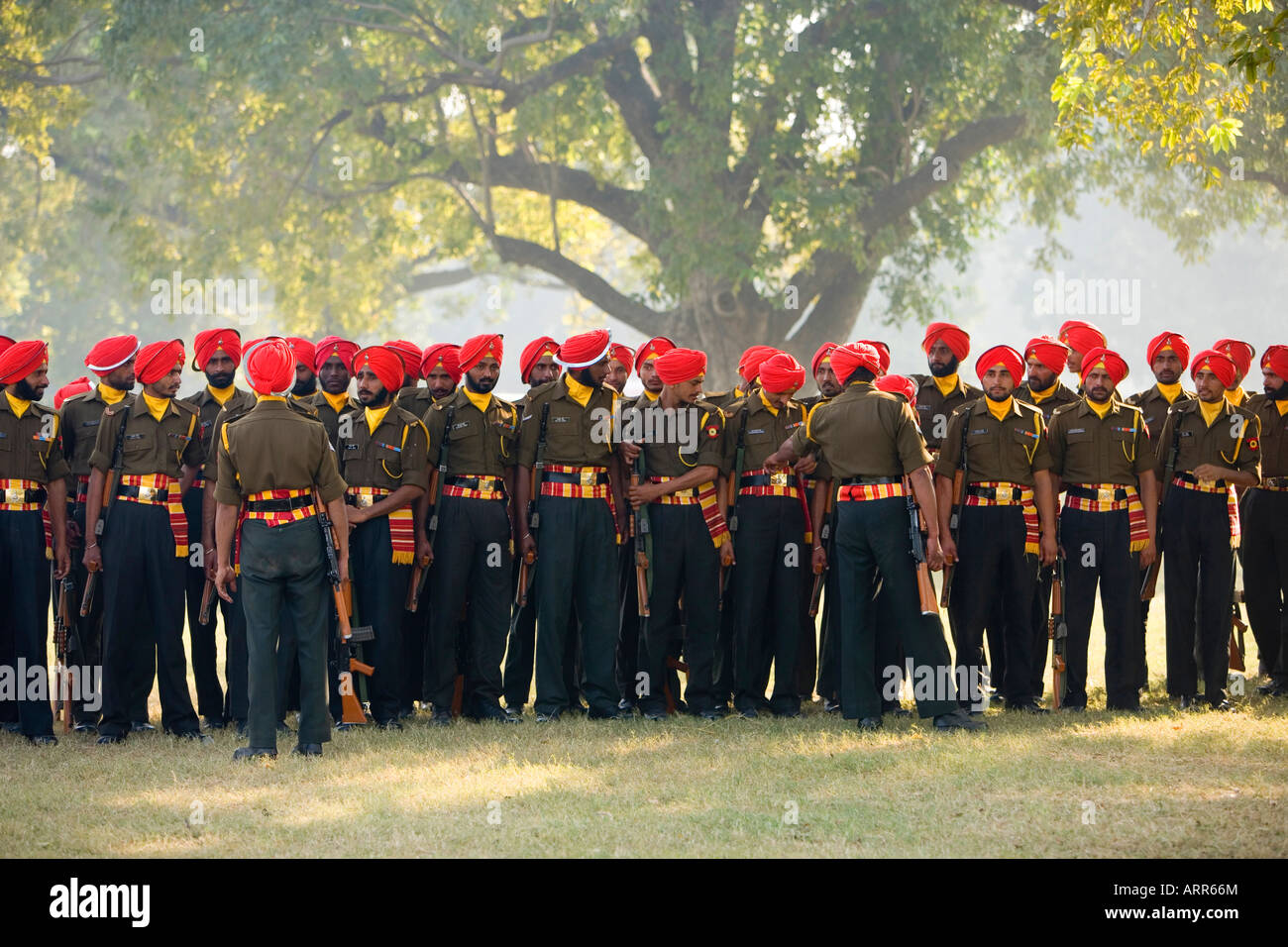 Des soldats indiens se reposer entre les exercices, New Delhi, Inde Banque D'Images