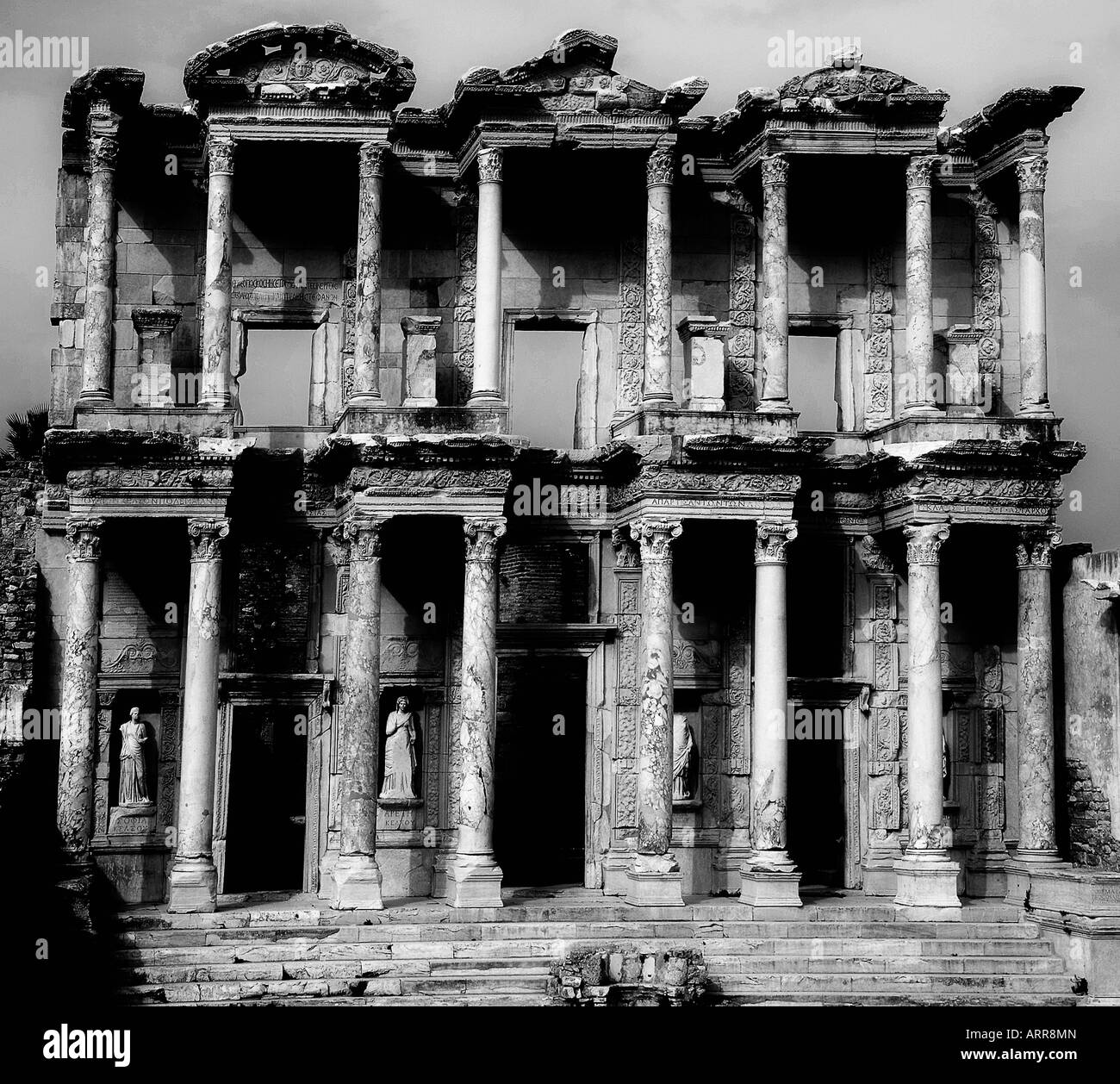 Noir et blanc de la bibliothèque de Celsus (restauré ou Selcuk) à Éphèse, Turquie Banque D'Images