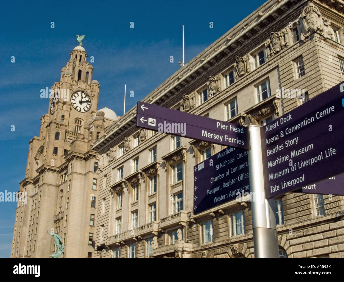 Poteau de signalisation et Royal Liver Building, Liverpool Banque D'Images