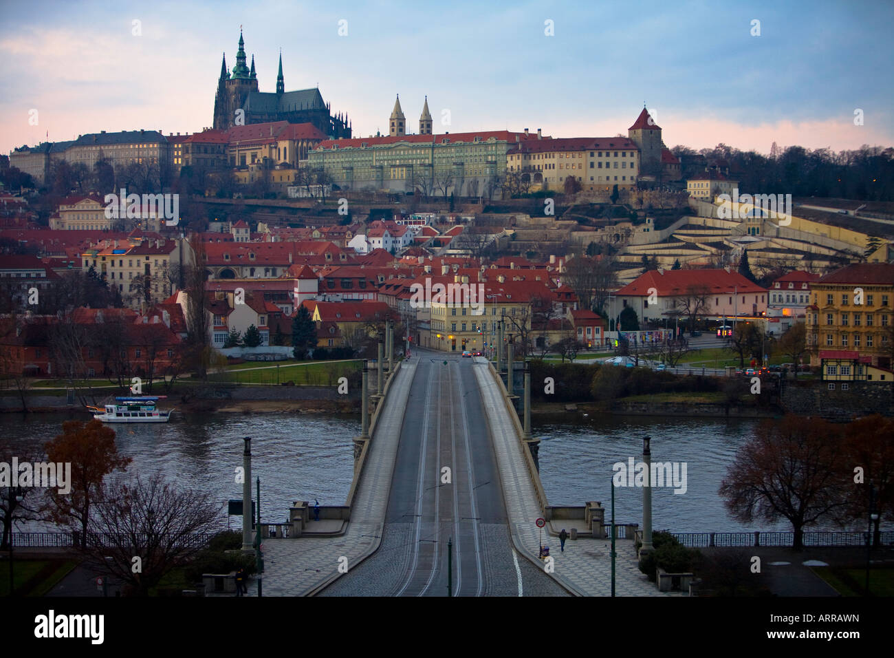 Une vue sur le château de Prague et du pont arrière sur Maines haut de la salle de concert Rudolfinum, République Tchèque Europe Banque D'Images