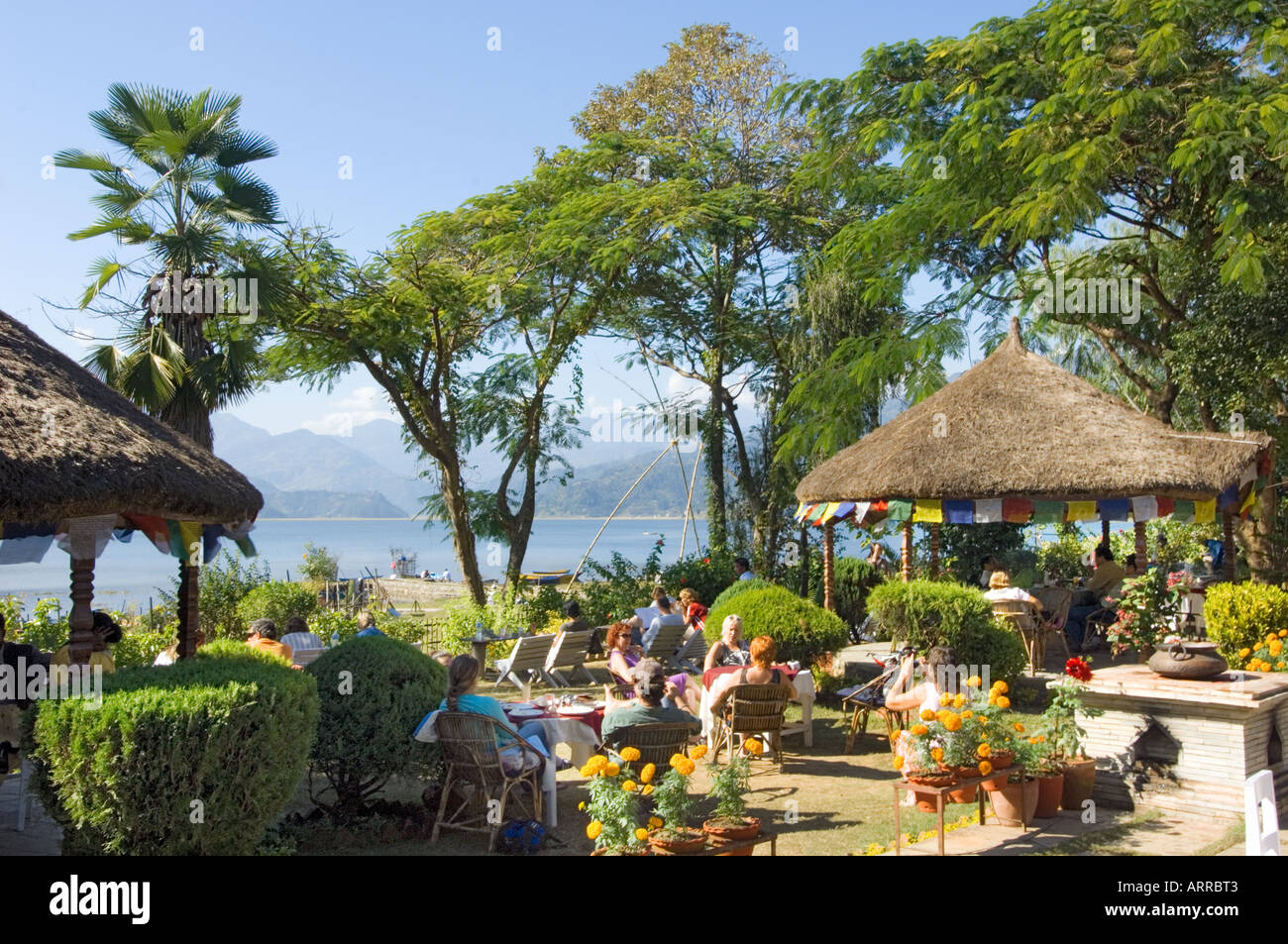 Jardin de Noble Restaurant Lac Phewa Pokhara sarangkot outlook panorama himalayen vallée de Katmandou NÉPAL ANNAPURNA region Asie Banque D'Images