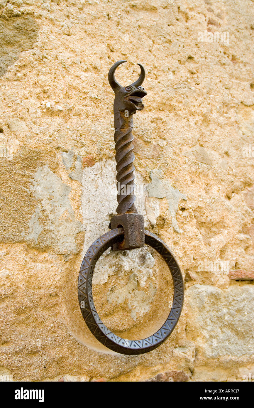 Pienza Toscane Italie petite colline top ville toscane ornate anneau métallique pour sécuriser les chevaux Banque D'Images