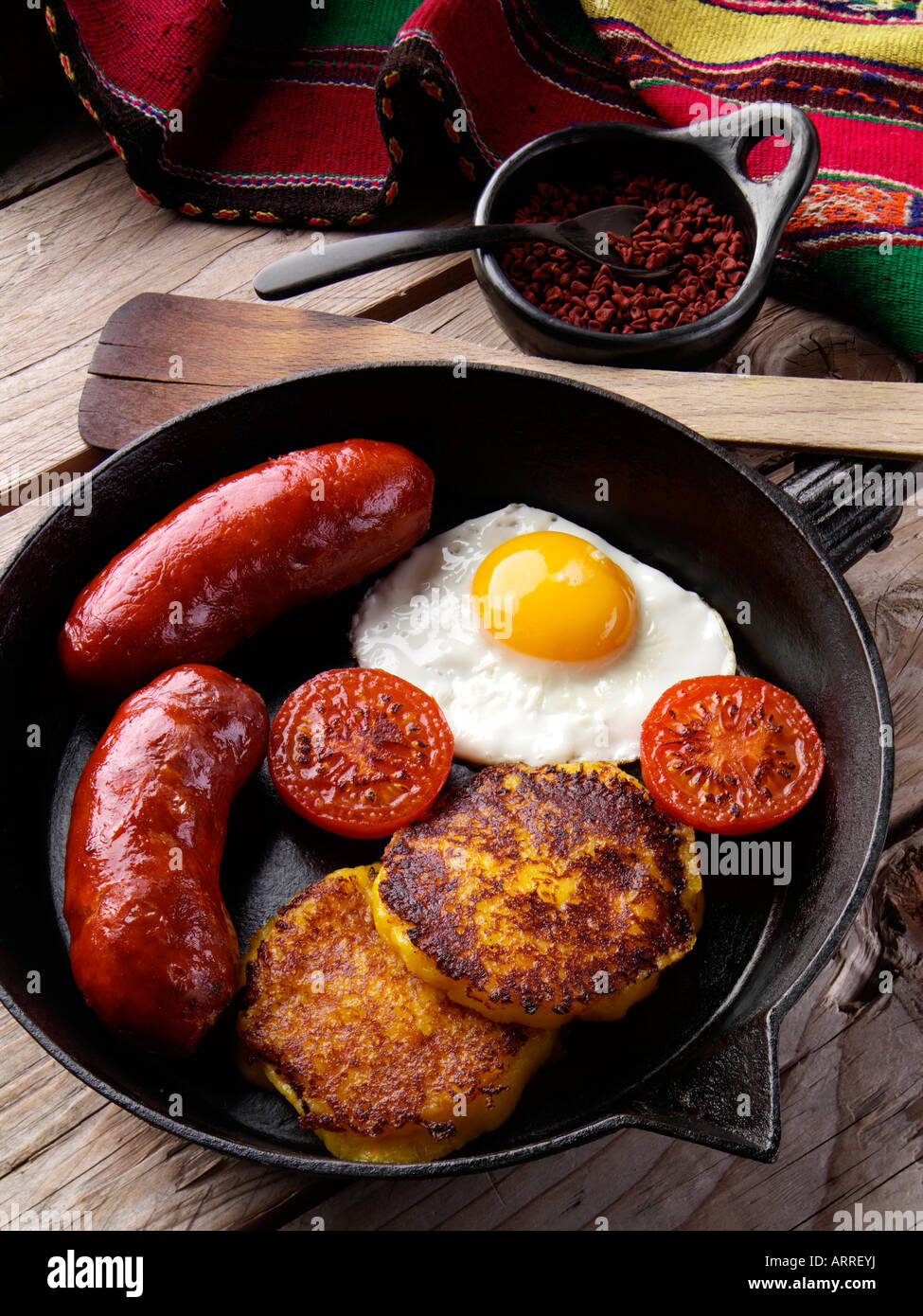 Une poêle de Llapingachos oeuf chorizo frais et tomate editorial food Photo  Stock - Alamy