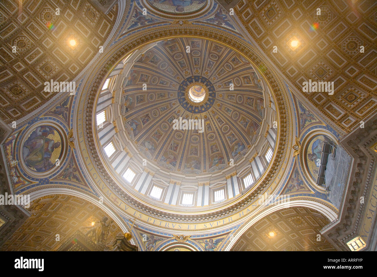 Vue intérieure de la coupole de la Basilique St Pierre du Vatican Rome Banque D'Images