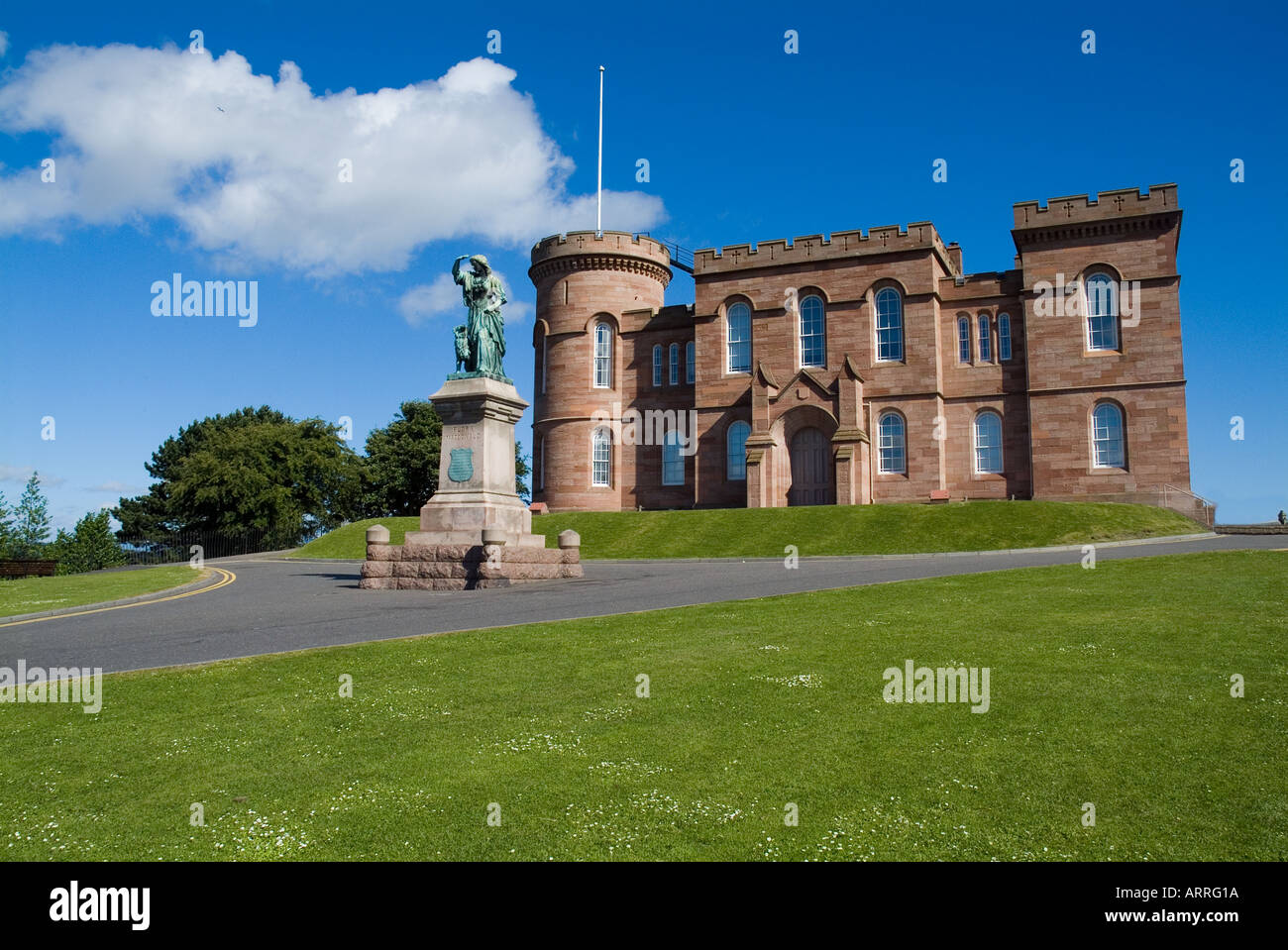 dh Inverness Castle INVERNESS Inverness INVERNESSSHIRE Scottish Flora MacDonalds statue shérif court building scotland Highland châteaux macdonald Banque D'Images