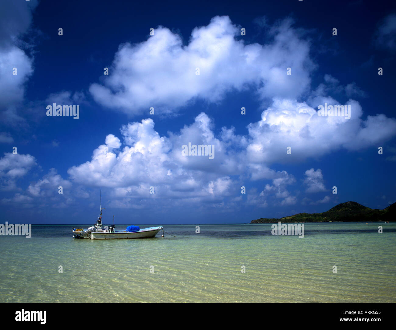 Bateau de pêche au la belle Sukuji Beach, Ishigaki, Okinawa, Japon Banque D'Images