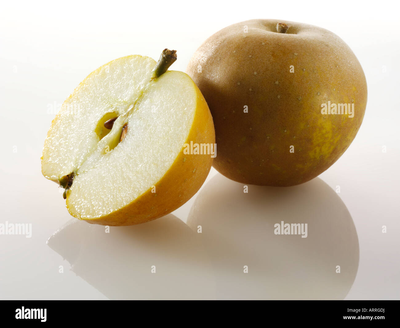 Pomme Russet anglaise - entière et coupée contre un blanc arrière-plan Banque D'Images