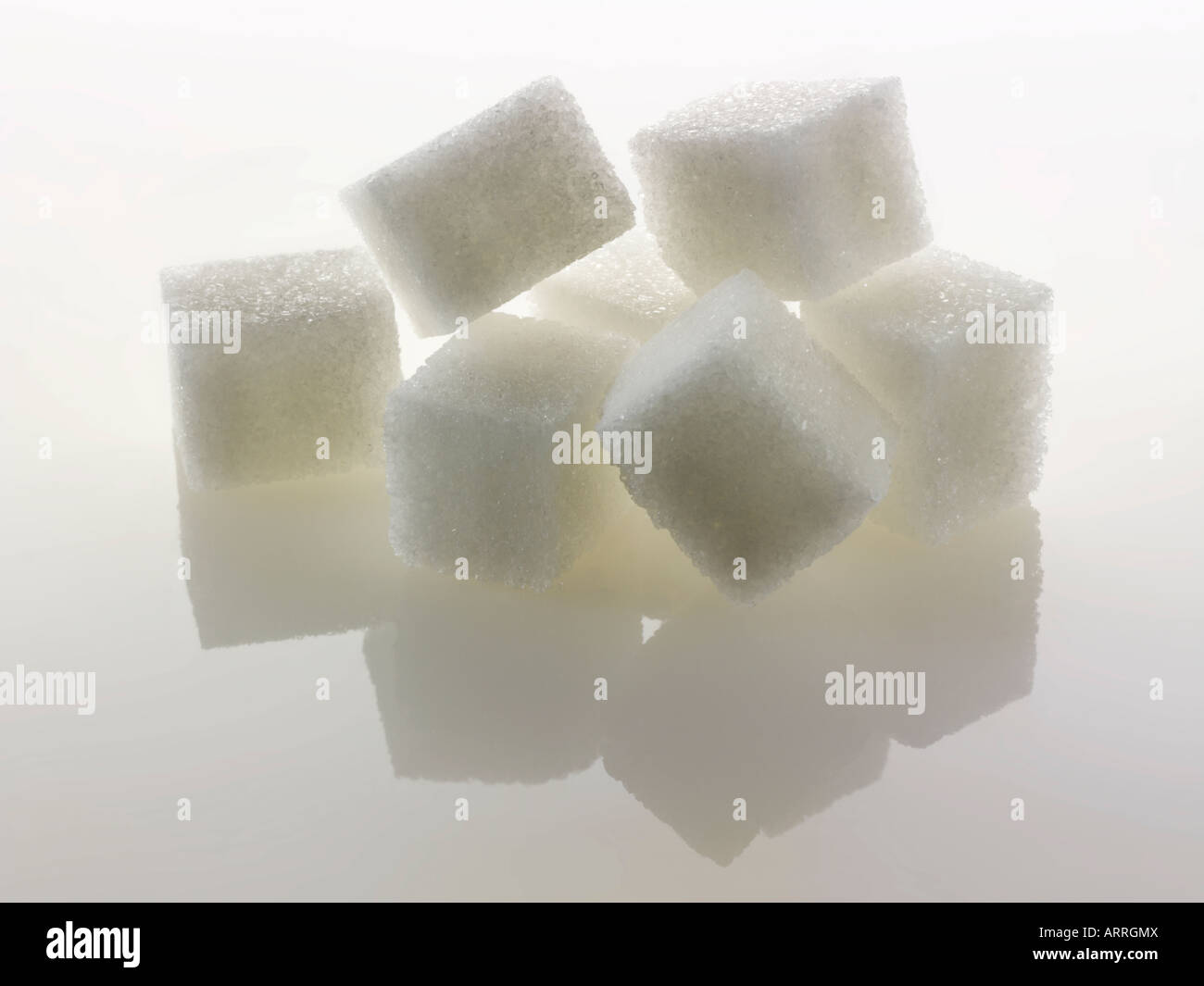 Cubes de sucre raffiné blanc sur un fond blanc. Banque D'Images