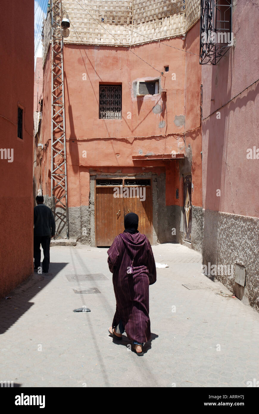 Marrakech Maroc Woman Walking Down Street Banque D'Images