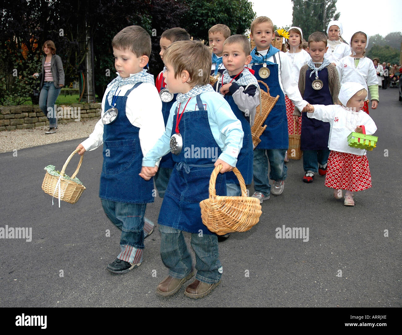 Défilé des enfants dans la fête du vin annuelle, ou biou, dans la région de Pupillin, un village viticole du Jura en France Banque D'Images