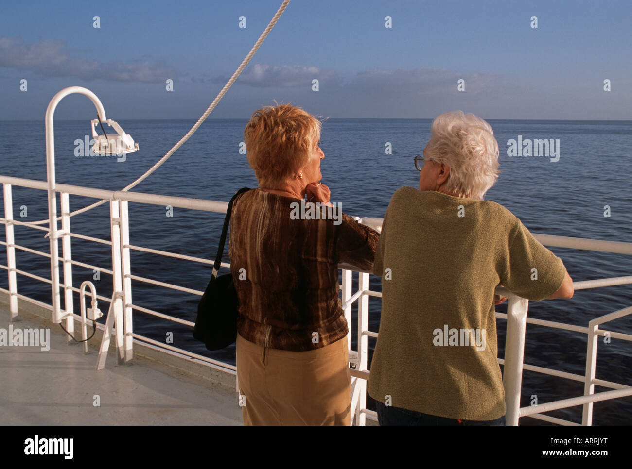 Deux femmes âgées le long des rampes d'un navire de croisière en face de la mer Banque D'Images