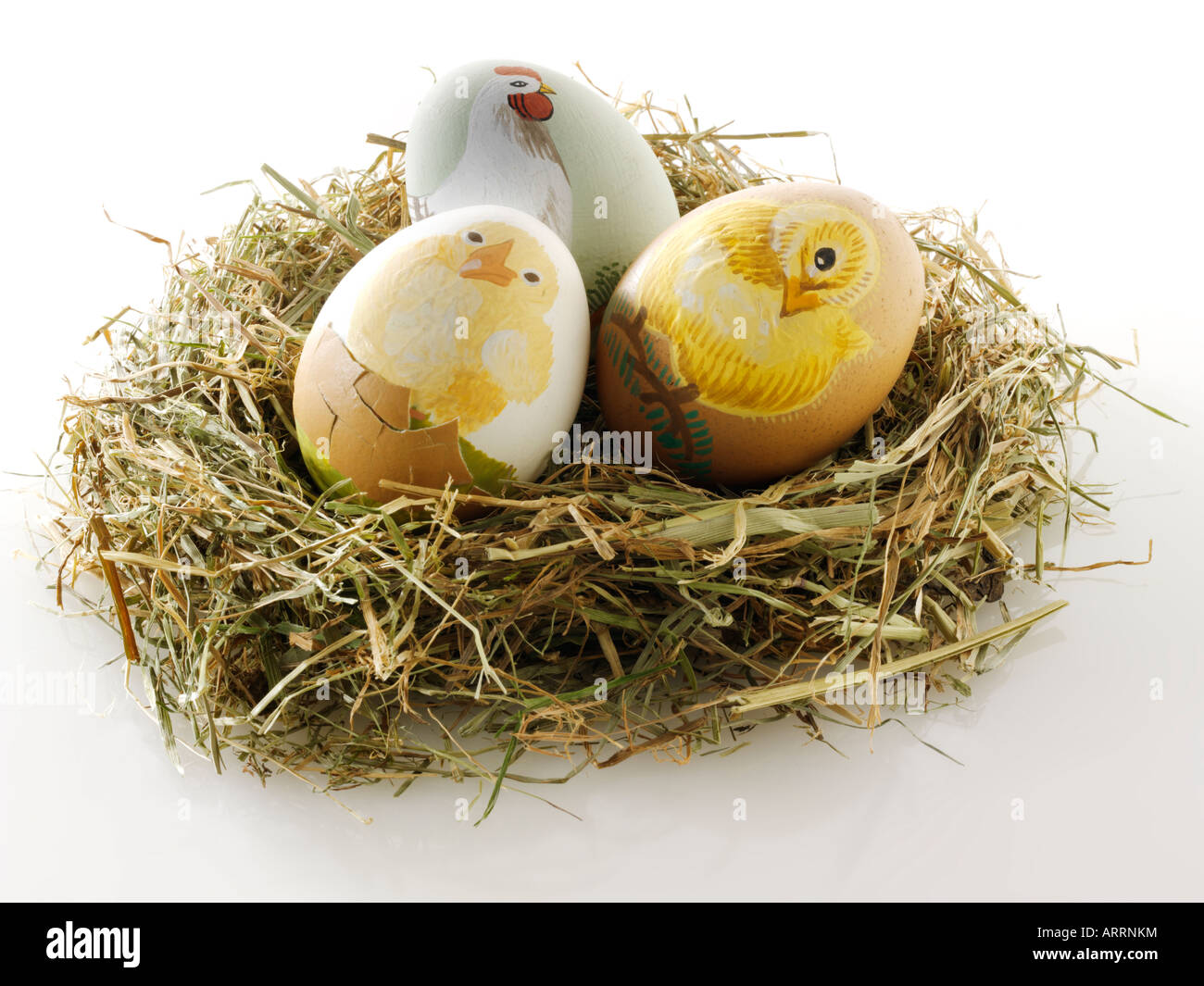 Pâques traditionnel oeuf de poule dans un nid d'oiseaux de paille - décoration concept Banque D'Images