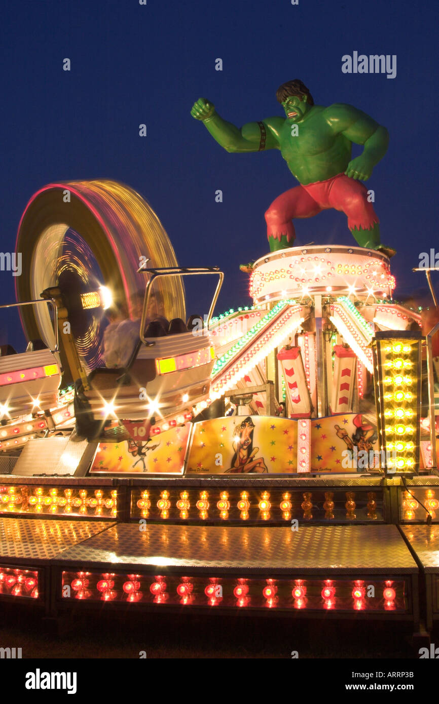 Un parc d'attraction de nuit, prises avec une longue exposition. Banque D'Images