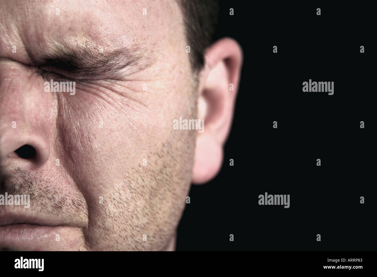 Un gros plan d'un visage crispé de l'homme. Banque D'Images