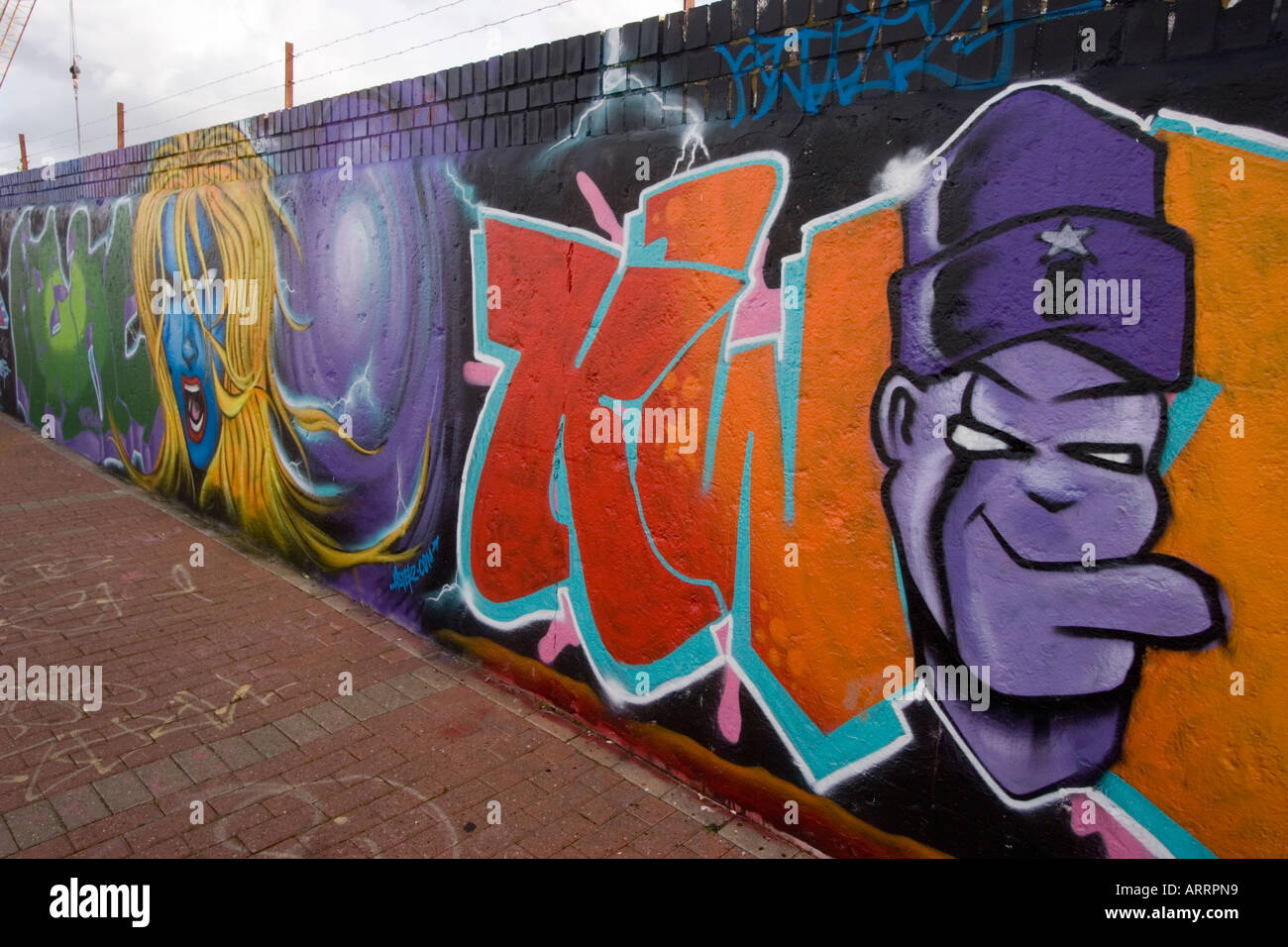 Graffiti a parrainé le long de la Thames Path sur le côté sud de la Tamise à Greenwich London GB UK Banque D'Images