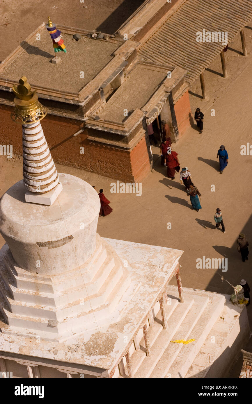 Pèlerins tibétains circumambulating Monastère Labrang Xiahe,. Banque D'Images