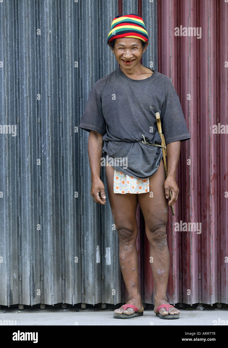 Un homme Mangyan dans la ville de Mansalay, Oriental Mindoro, Philippines. Banque D'Images