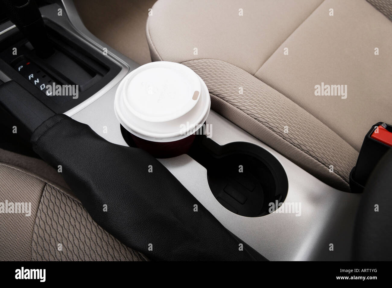 2008 Ford Focus S en rouge - Support de tasse avec Prop Banque D'Images