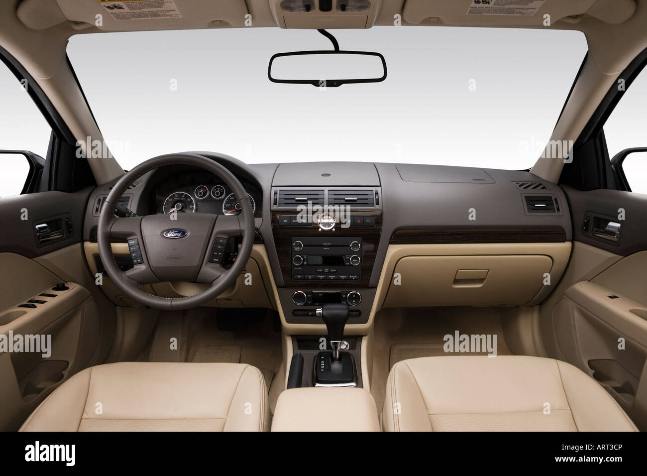 2008 Ford Fusion SEL en vert - planche de bord, console centrale, le levier  de vitesses voir Photo Stock - Alamy