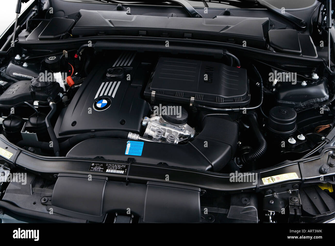 2008 BMW 3-series 335i en vert - Le moteur Photo Stock - Alamy