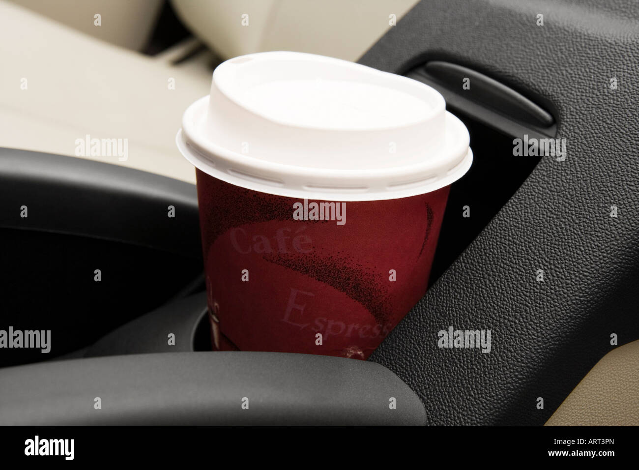 2008 Saab 9-3 2.0T en rouge - Support de tasse avec Prop Banque D'Images