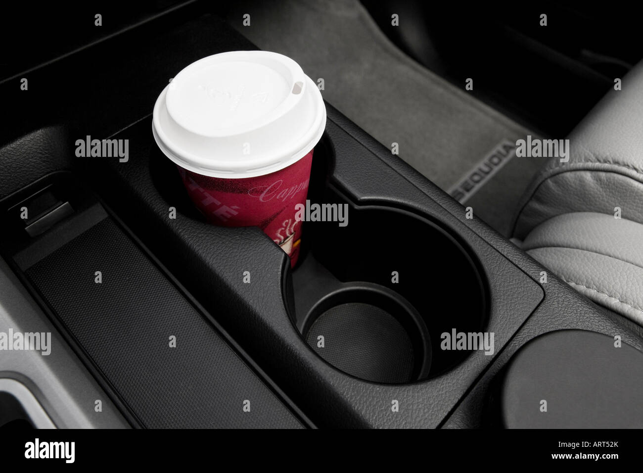 Toyota Sequoia Limited 2008 en rouge - Support de tasse avec Prop Banque D'Images