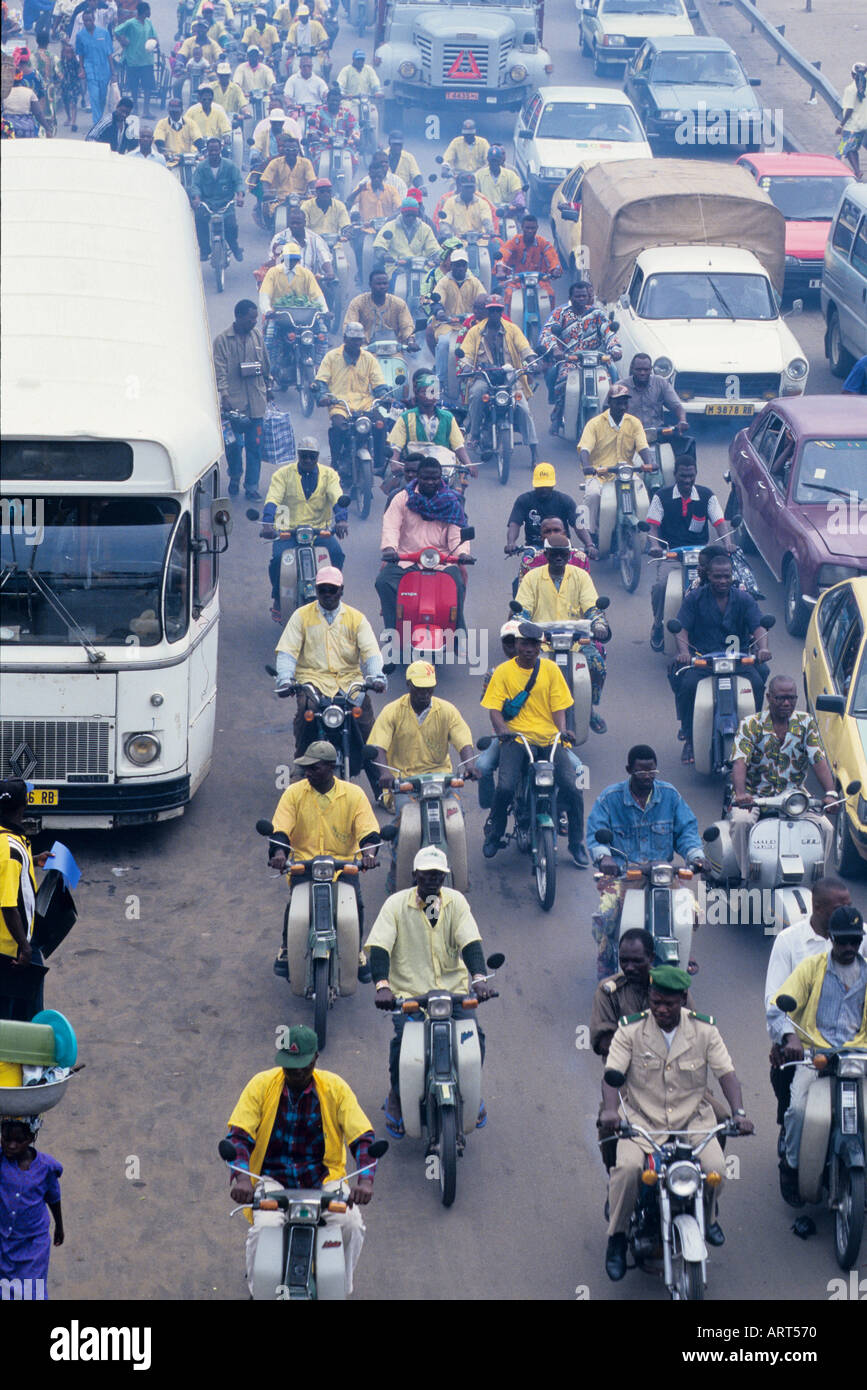 Cotonou Bénin Hohes Verkehrsaufkommen beim Dantopka Markt von Cotonou Dantopka ist der groesste Markt in Westafrika Cotonou Bénin trafic lourd à côté du marché de Dantopka de Cotonou Dantopka est le plus grand marché d'afrique de l'Ouest Banque D'Images