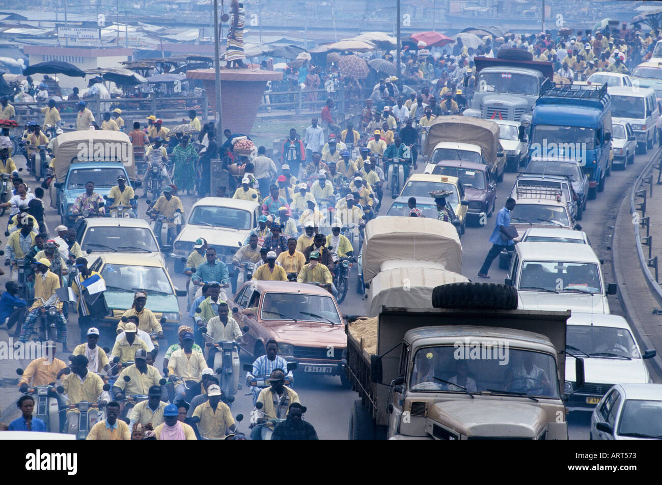 Cotonou Bénin Hohes Verkehrsaufkommen beim Dantopka Markt von Cotonou Dantopka ist der groesste Markt in Westafrika Cotonou Bénin trafic lourd à côté du marché de Dantopka de Cotonou Dantopka est le plus grand marché d'afrique de l'Ouest Banque D'Images