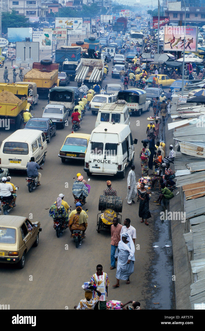 Cotonou Bénin Hohes Verkehrsaufkommen beim Dantopka Markt von Cotonou Dantopka ist der groesste Markt in Westafrika Cotonou Bénin trafic lourd à côté du marché de Dantopka de Cotonou Dantopka est le plus grand marché d'afrique de l'Ouest Banque D'Images