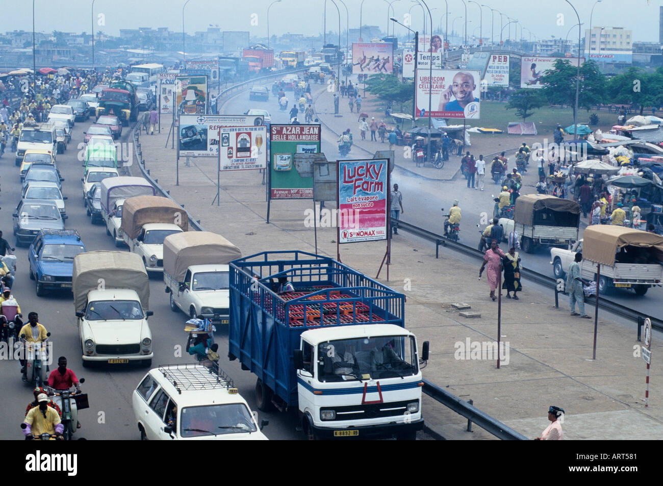Cotonou Bénin Hohes Verkehrsaufkommen beim Dantopka Markt von Cotonou Dantopka ist der groesste Markt in Westafrika Cotonou Bénin trafic lourd à côté du marché de Dantopka de Cotonou Dantopka est le plus grand marché d'afrique de l'Ouest Banque D'Images