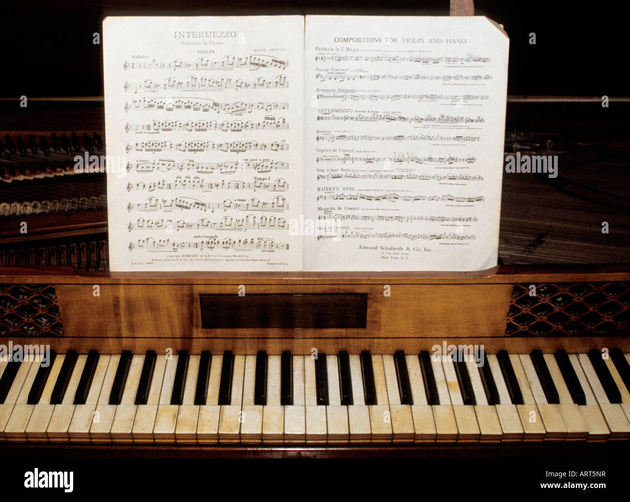 Clavier et partitions de piano anciens instruments de musique vintage et musique classique. Banque D'Images