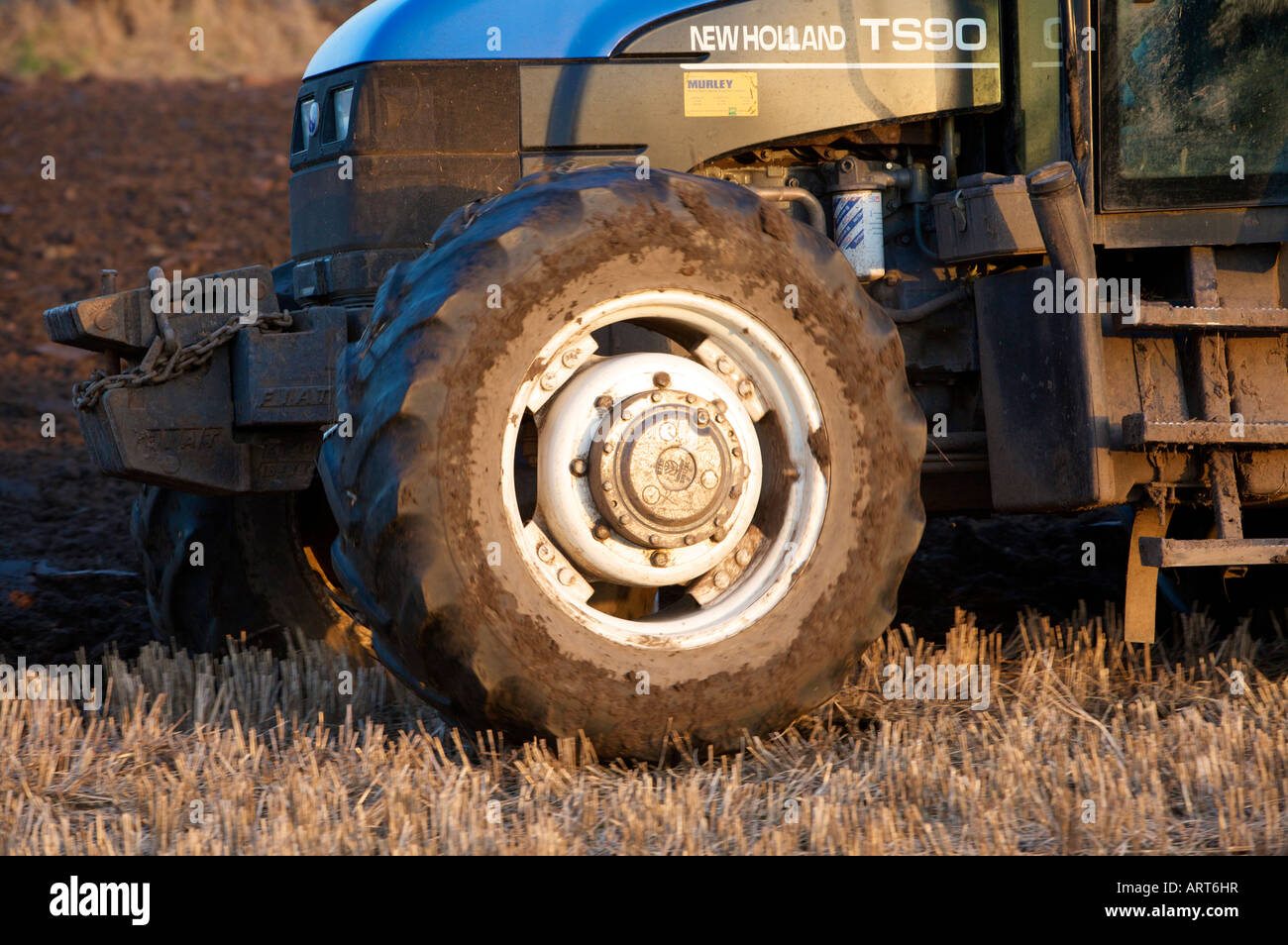 Détail de la roue avant sur le 4X4 tracteur laboure un champ de chaumes prêt à planter de l'orge Banque D'Images