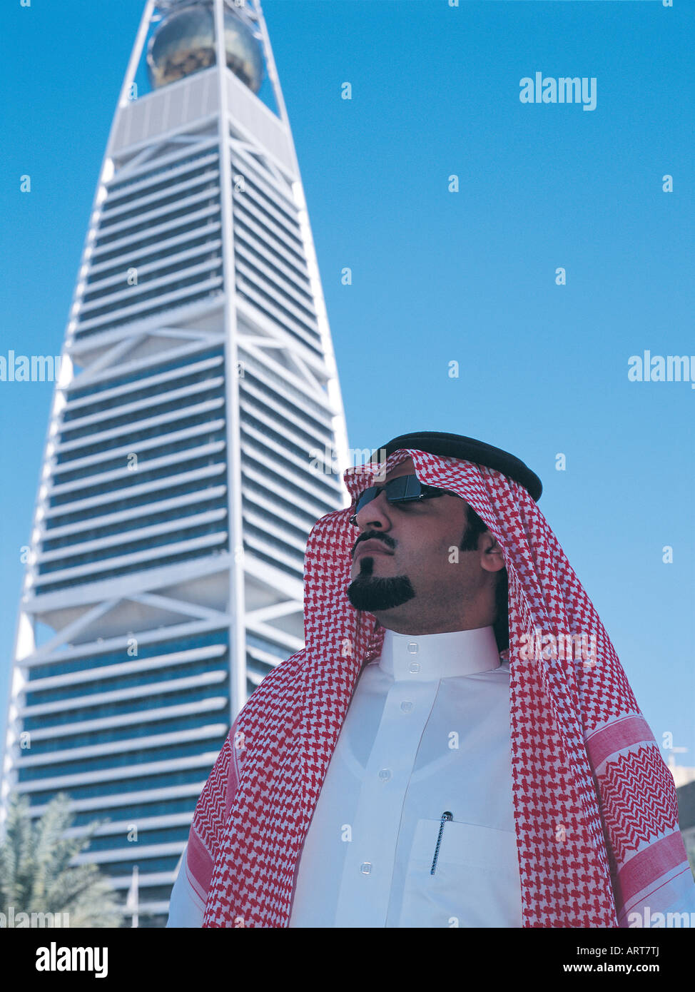 Homme à Faisaliah Tower à Riyadh, Arabie Saoudite Banque D'Images