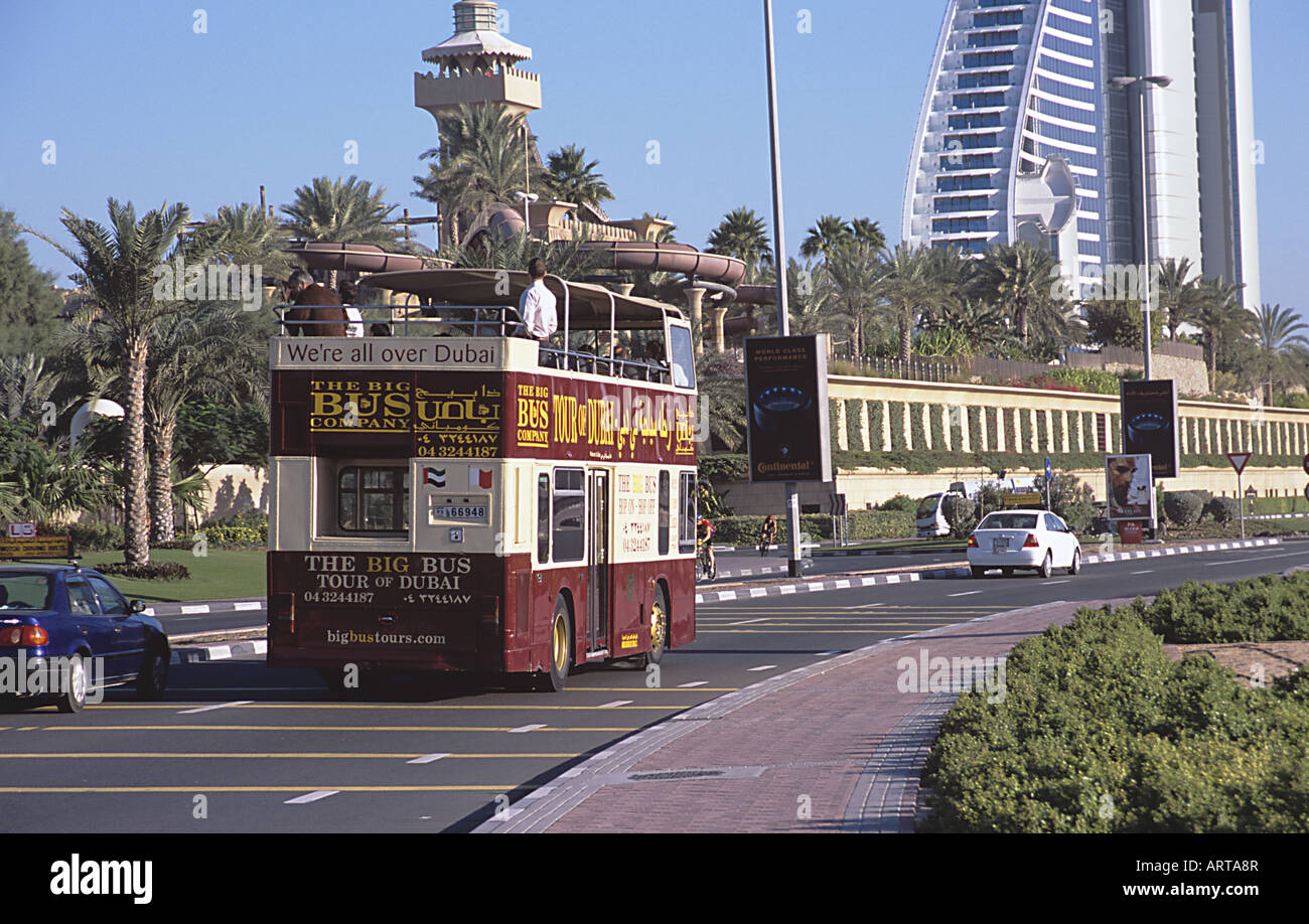 The Big Bus Company tour bus près de l'hôtel Jumeirah Beach et Parc Aquatique Wild Wadi à Dubaï, Émirats Arabes Unis Banque D'Images