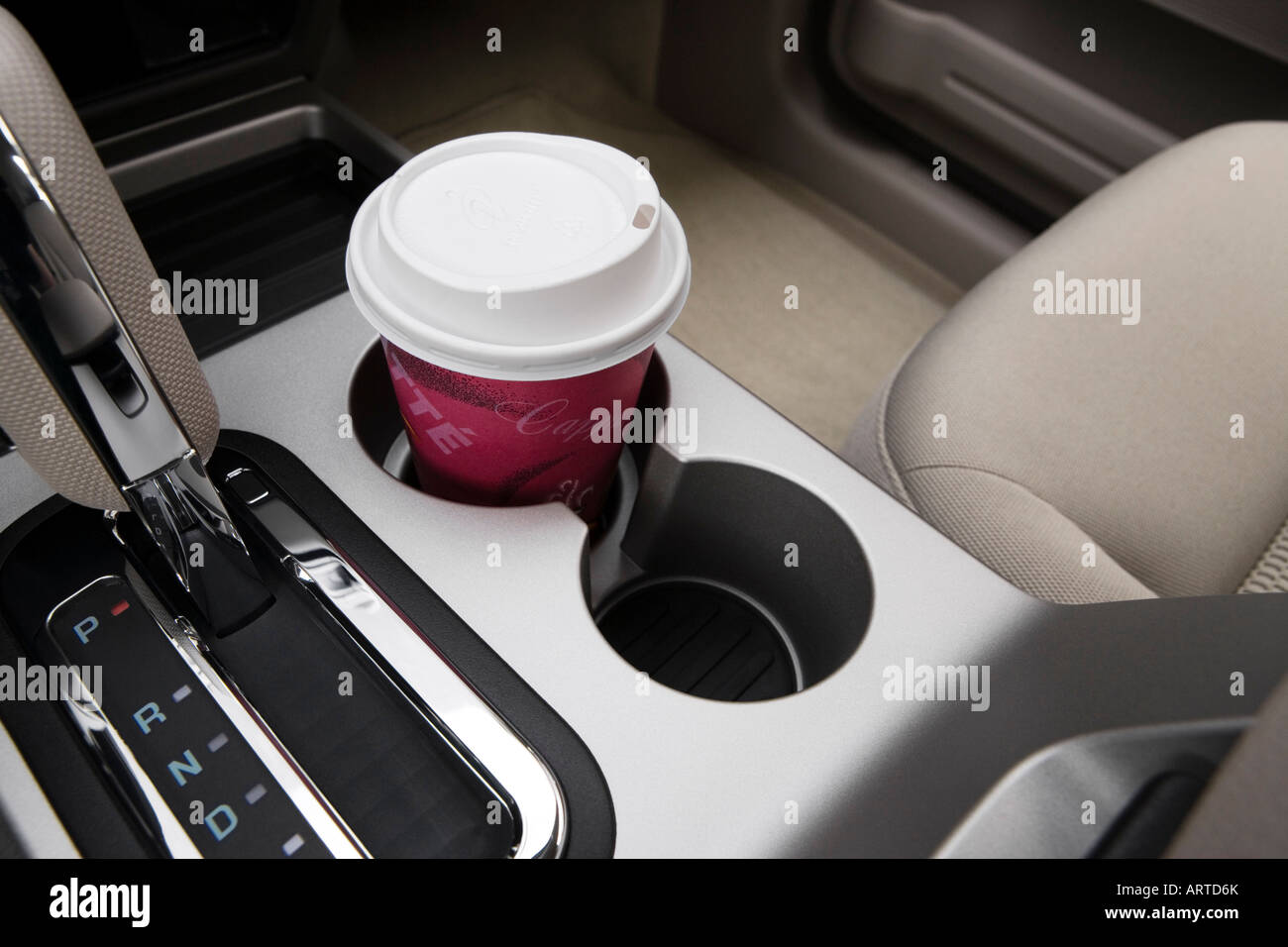 2008 Ford Edge SE en rouge - Support de tasse avec Prop Banque D'Images