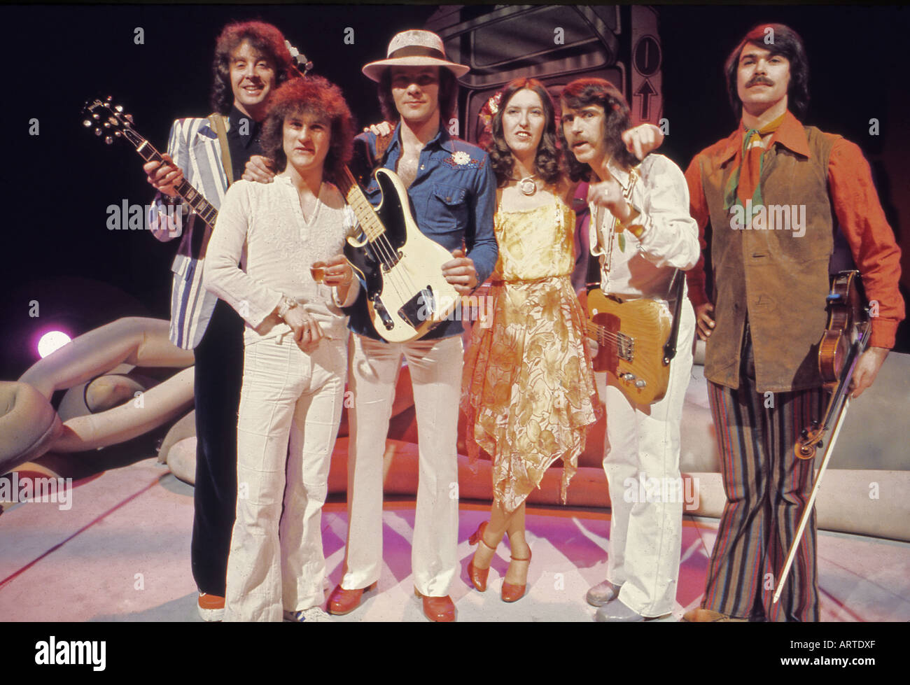 Folk rock STEELEYE SPAN UK Group à propos de 1974. Peter Knight est à juste à côté de Tim Hart et Maddy avant Banque D'Images