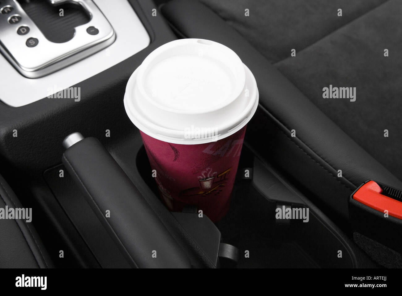 2008 Audi S4 4.2 Quattro en rouge - Support de tasse avec Prop Banque D'Images