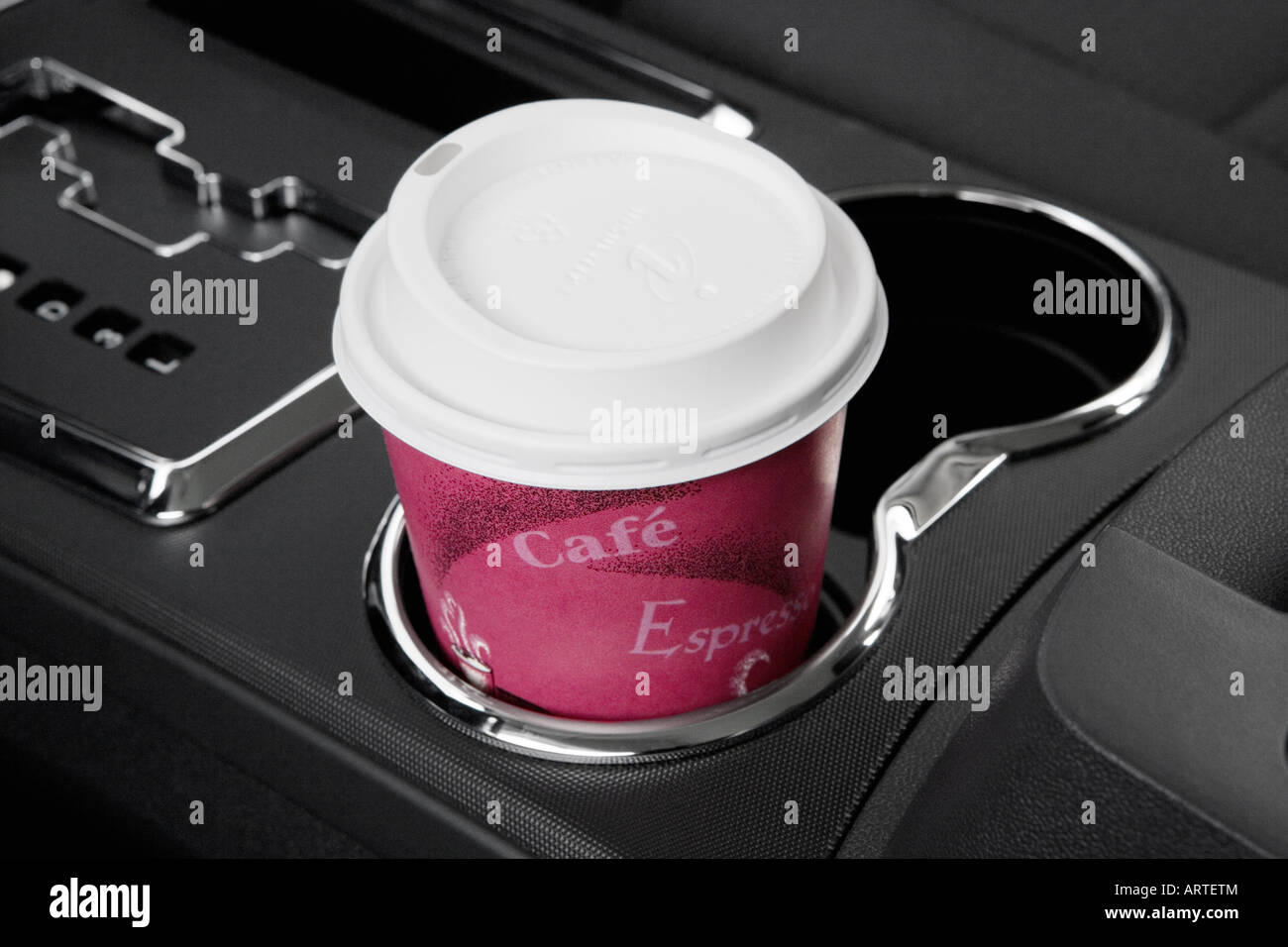 2008 Dodge Charger SXT en rouge - Support de tasse avec Prop Banque D'Images