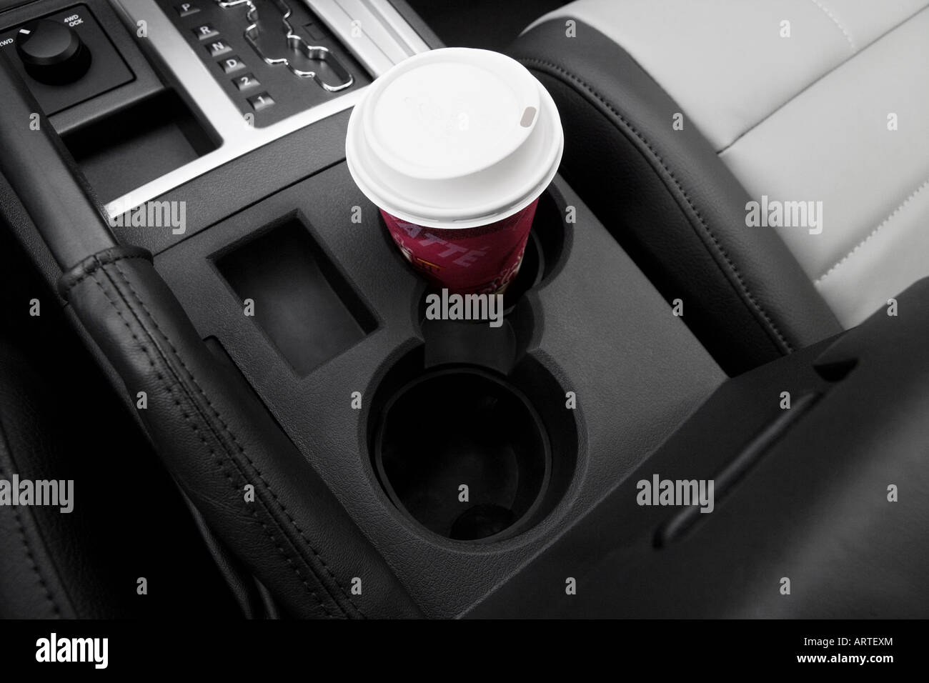 2008 Dodge Nitro SLT en rouge - Support de tasse avec Prop Banque D'Images