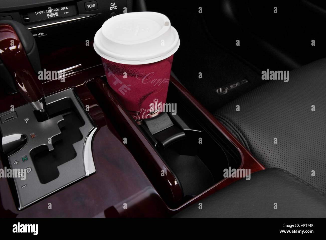 2008 Lexus GS 460 dans Red - Support de tasse avec Prop Banque D'Images