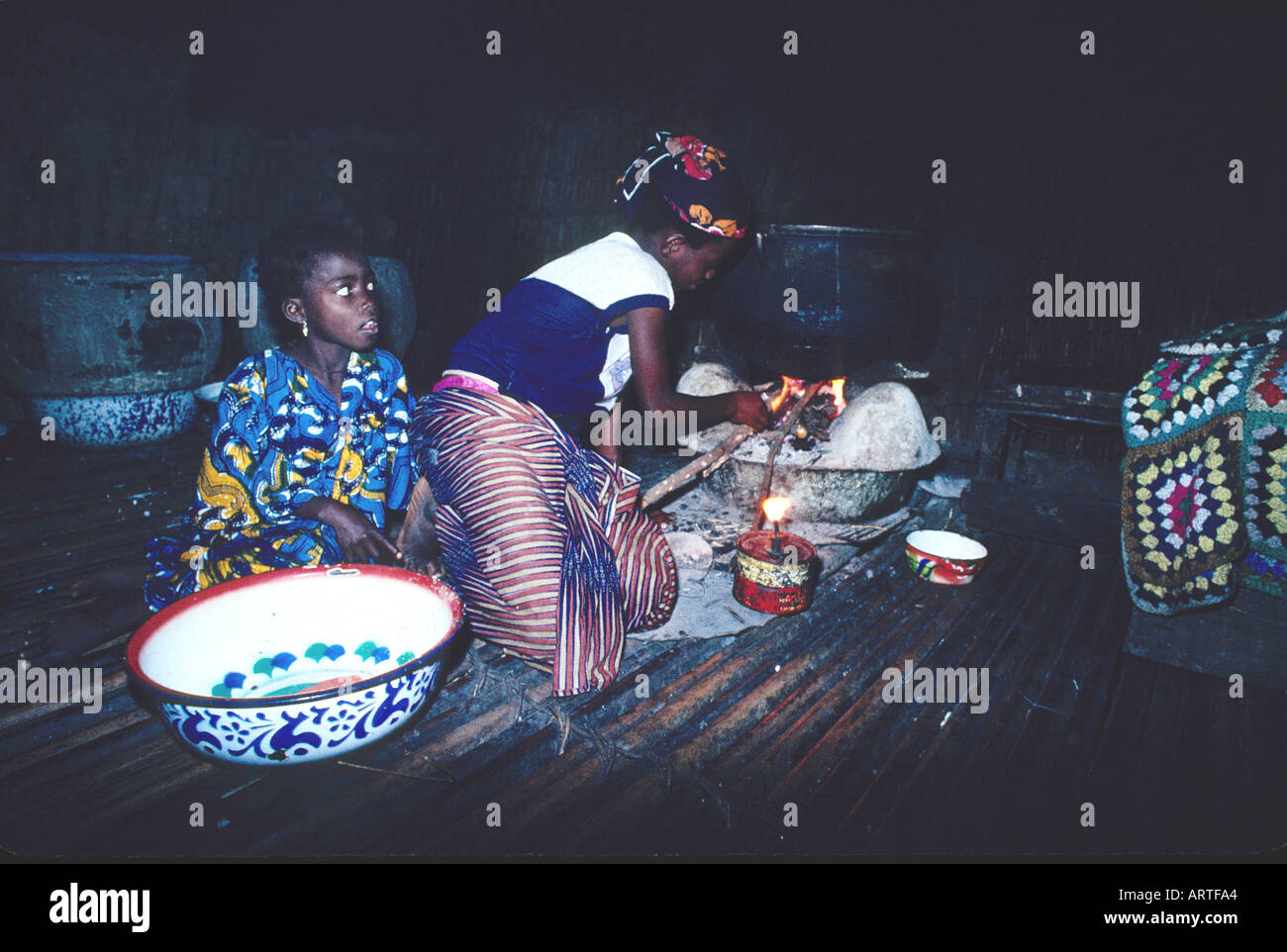Une femme cuire le dîner Eine Frau kocht Abendessen Banque D'Images