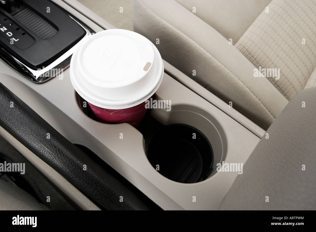 Ford FUSION SE 2008 en rouge - Support de tasse avec Prop Banque D'Images