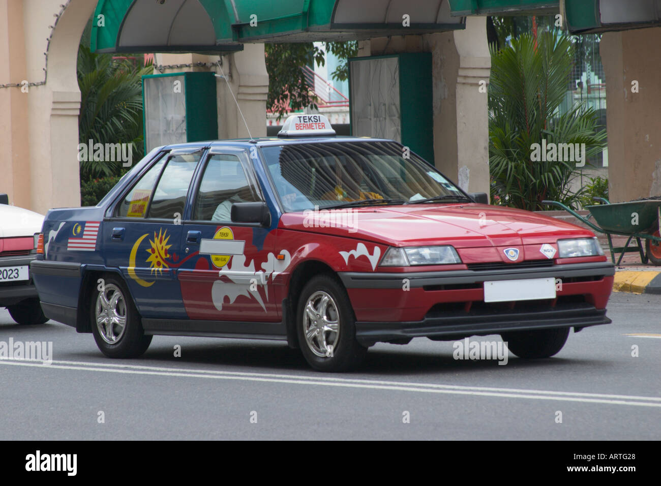 Taxi malaisien peint avec les couleurs du drapeau malaisien Banque D'Images