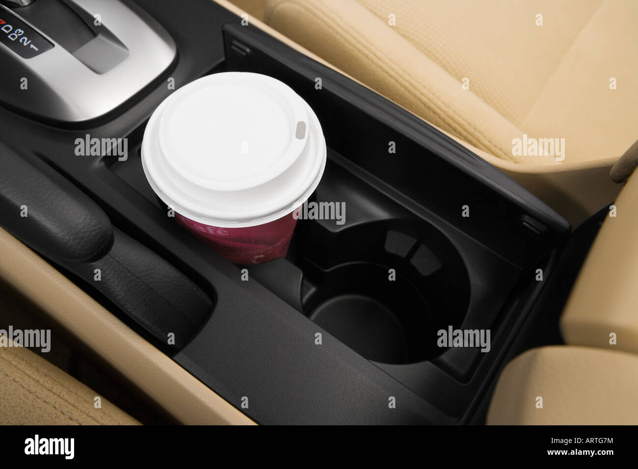 2008 Honda Accord EX en rouge - Support de tasse avec Prop Banque D'Images