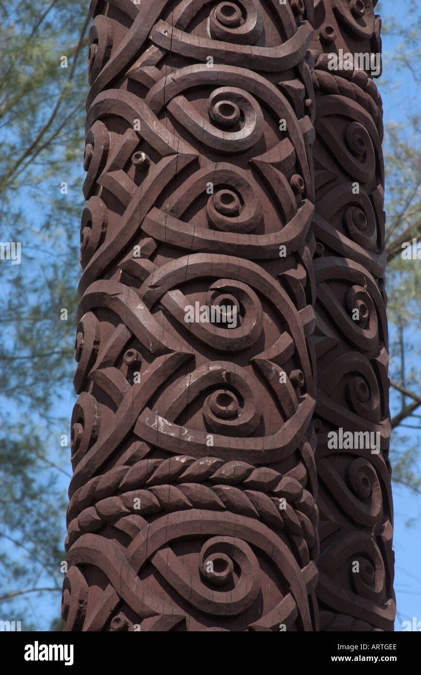 Gros plan du keliring pôle en bois orné de Malaisie sarawak avec motif ethnique sculpté sur bois Banque D'Images