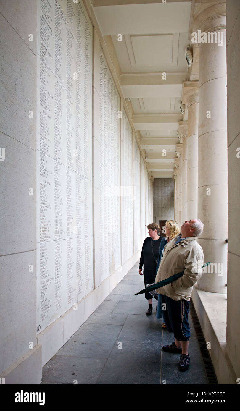 Les noms des morts à la guerre inscrites dans la porte de Menin, Ypres, Belgique Banque D'Images
