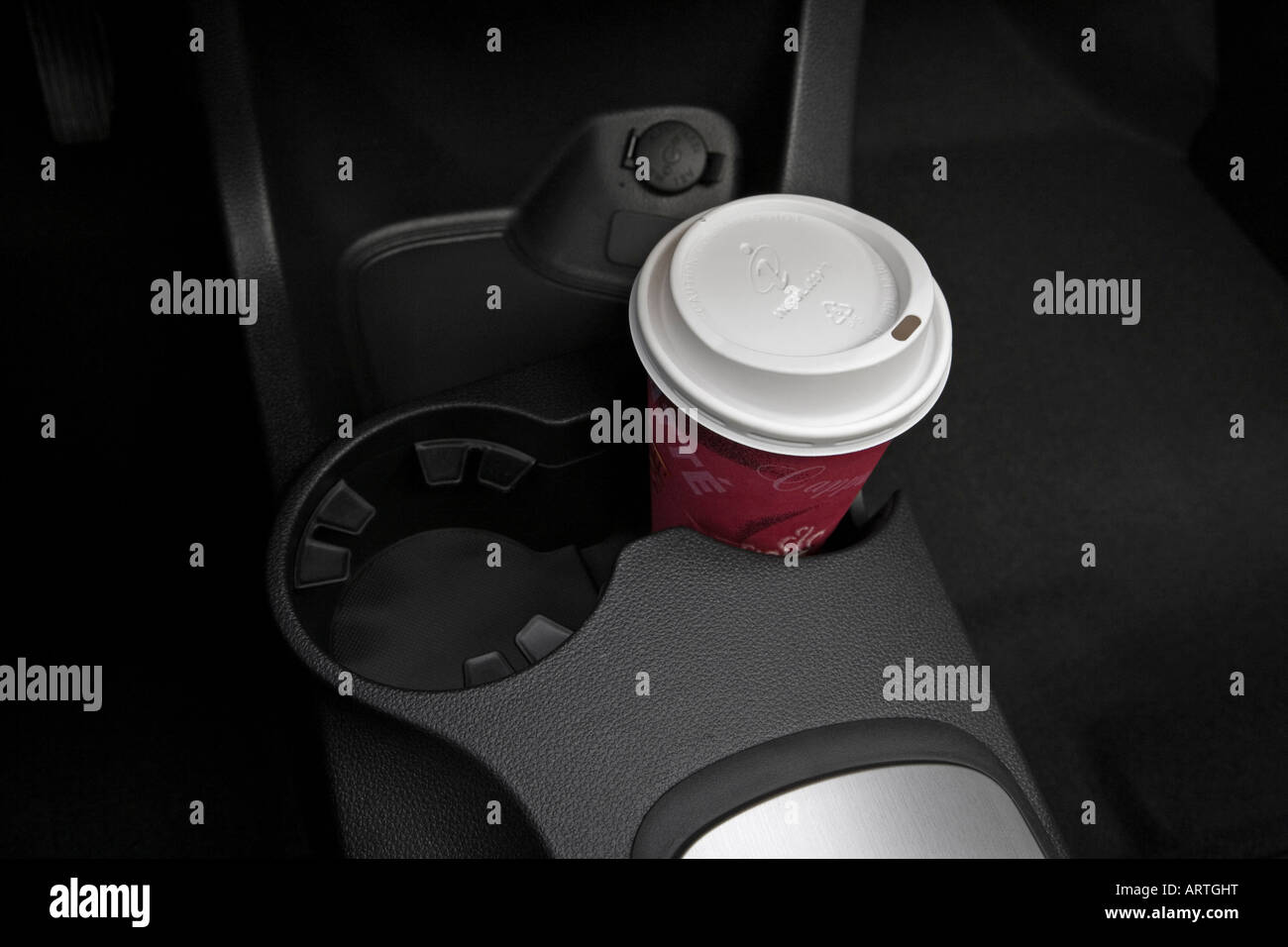 2008 Kia Sportage EX en rouge - Support de tasse avec Prop Banque D'Images