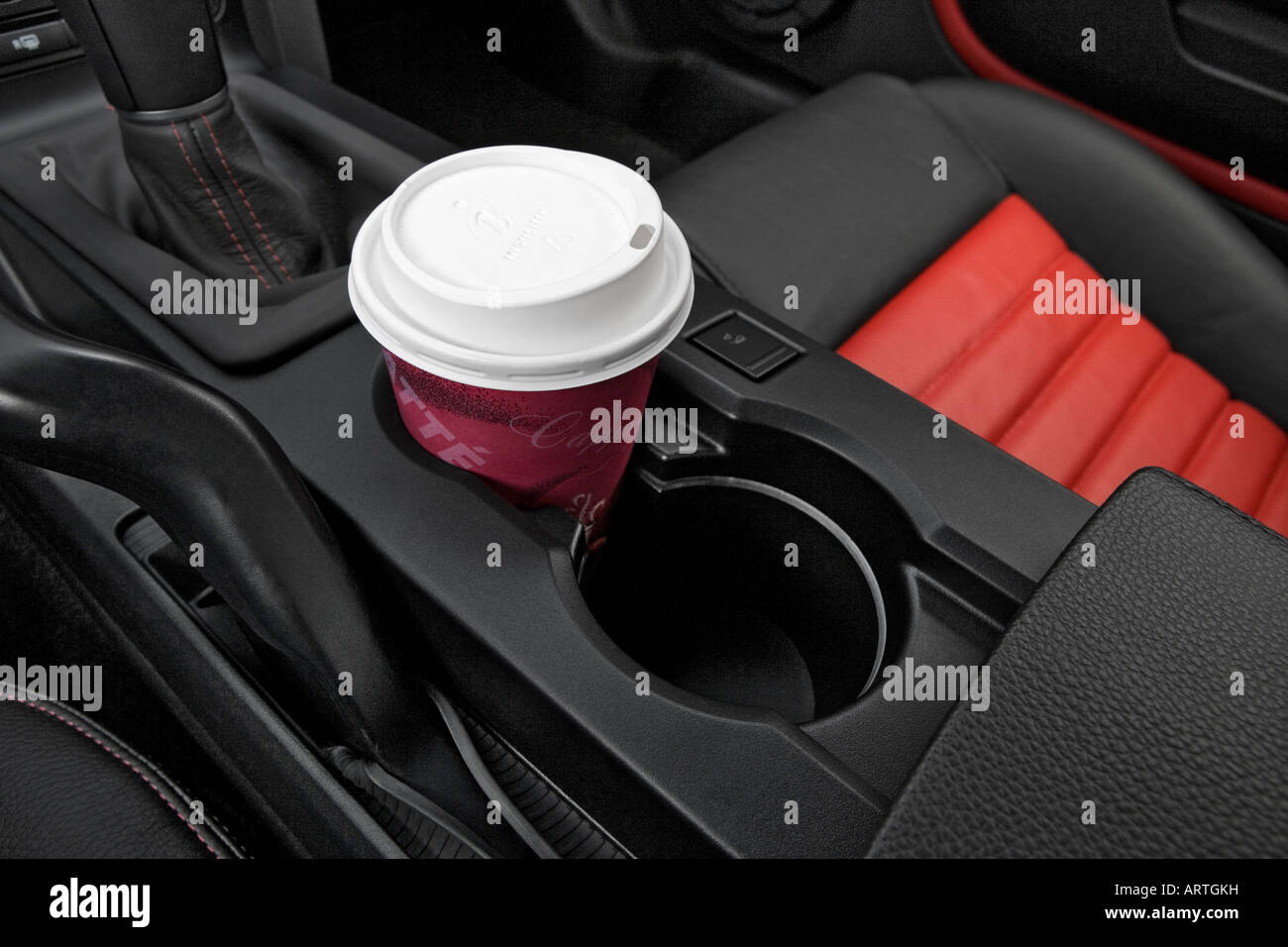 2008 Ford Shelby GT500 en rouge - Support de tasse avec Prop Banque D'Images
