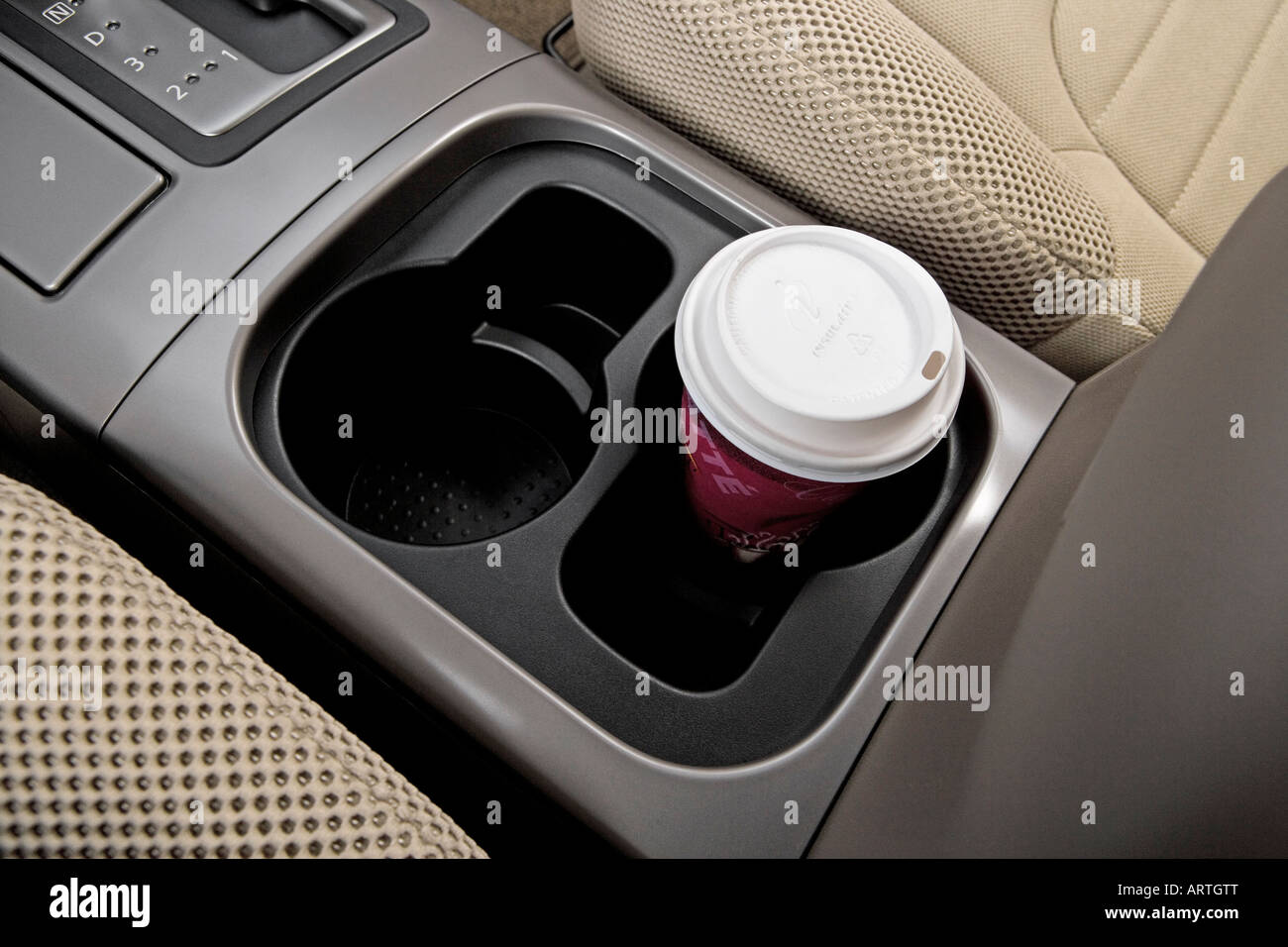 2008 Nissan Pathfinder S en rouge - Support de tasse avec Prop Banque D'Images