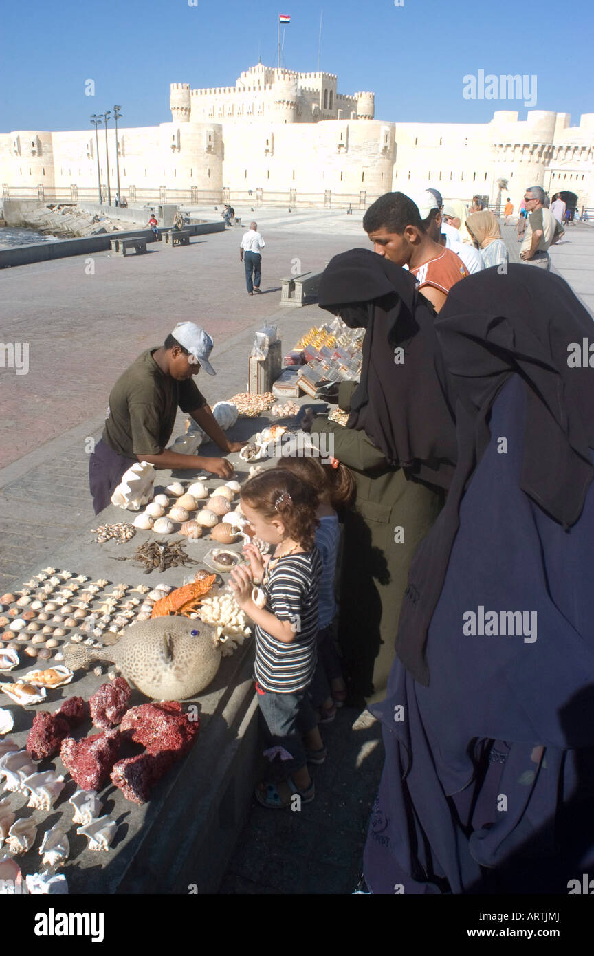 Vendeurs de coquillages et d'autres souvenirs dans la rue à Alexandria Egypte Banque D'Images